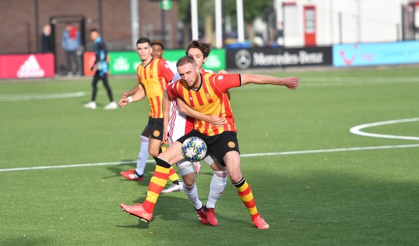 Mike Bekooij in duel met Ajax-speler Jack van Moerkerkof. | Foto: Orange Pictures/ Rob van Vliet