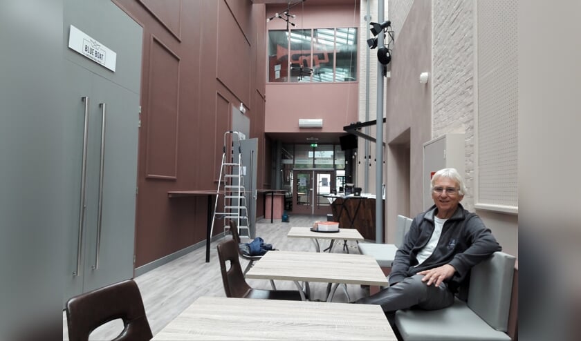 Theater-voorzitter Albert Olthof in de nieuwe foyer: 'Dit theaterseizoen wordt allemaal improviseren'. | Foto: MV