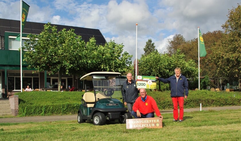 Gé Brandhorst (gehurkt), Helmut Fellner en Henny Kamerling met cheque (die in werkelijkheid 50 euro meer bedroeg) bij één van de nieuwe buggy’s. |