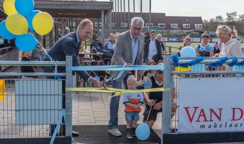 De kleine Teun mocht helpen met de opening van het derde waterveld. | Foto: Ina Verblaauw