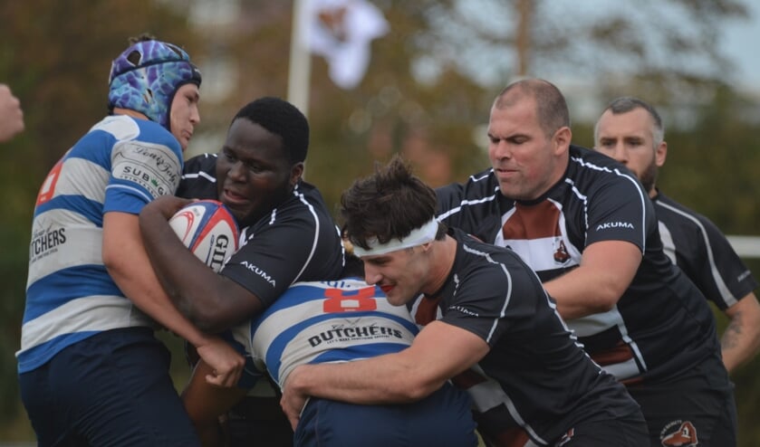 Bryan Ncube dendert vijandelijk gebied in.