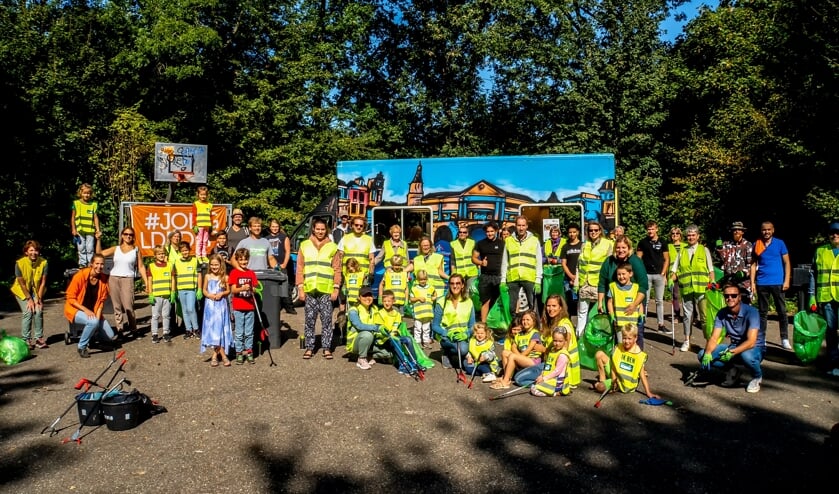 Door ver naar achteren uit te waaieren lukte het een veilige groepsfoto te maken van een groot deel van de zwerfafvalopruimers. Op de voorste rij zit organisator Marieke van Leeuwen met haar kinderen. | Foto: J.P. Kranenburg