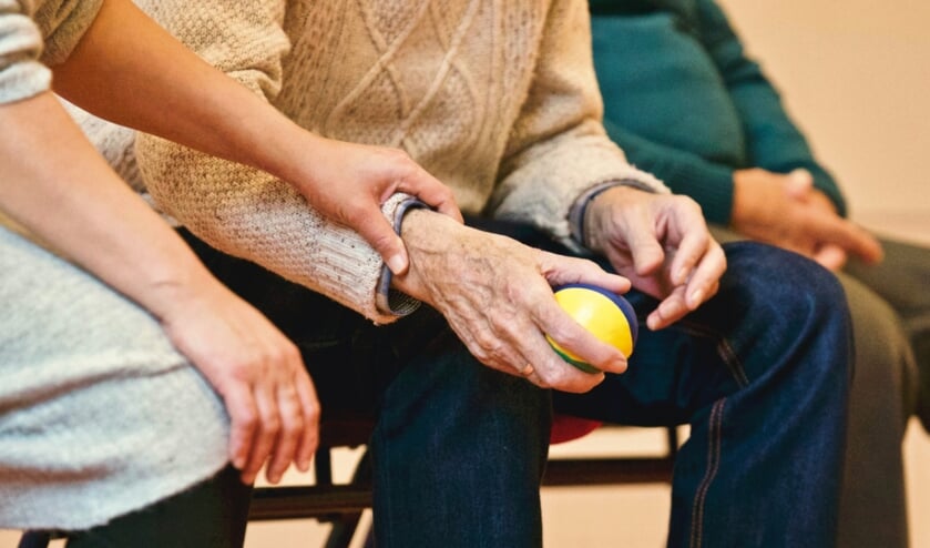65-plussers komen na een val vaak in het ziekenhuis en moeten nadien revalideren.