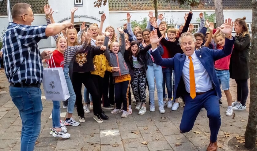 Enthousiasme bij wethouder Joosten (rechts vooraan), KJS conciërge Erik de la Rie en de kinderen van groep 8 over de School op SEEF schoolbrengweek.