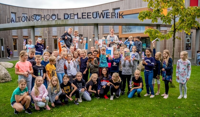 <p>Schrijfster Martine Letterie (achteraan) met groep 6a en 6b van Daltonschool De Leeuwerik.</p>