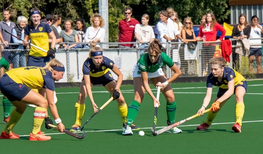 Karlijn Koster, Tessa de Leeuw en Isabel Elias van Alecto zetten een Push aanvalster klem.