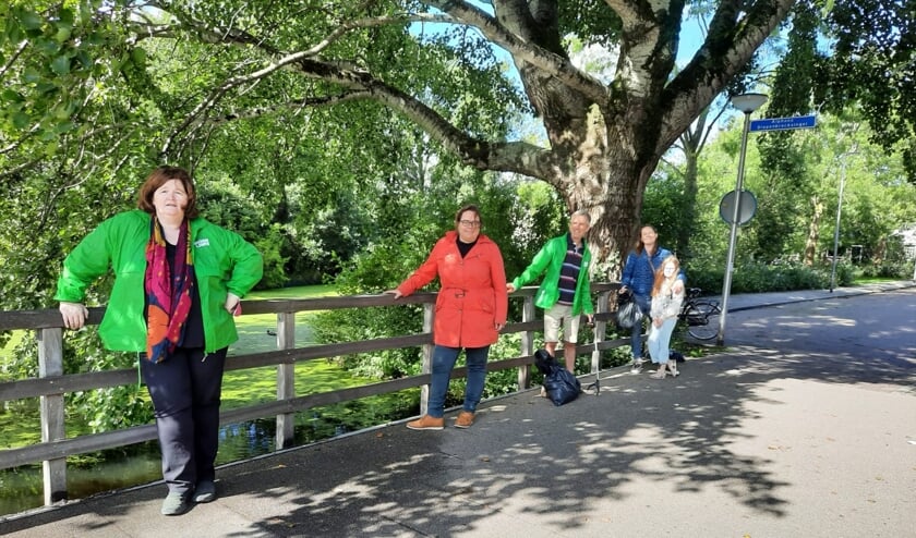 De opruimploeg van GroenLinks met geheel links raadslid Jeannette Hofman-Züter