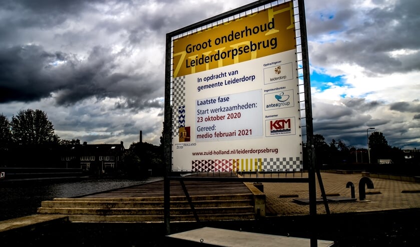 <p>Ter hoogte van het Limesaqiaduct staat een bord om het vaarverkeer alvast te wijzen op het aanstaande onderhoud van de Stierenbrug. | Foto: J.P. Kranenburg</p>