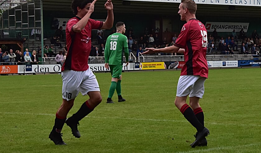 Roy van Leeuwen en Julian Dobbe: de mannen van de 1-3. | Foto: Piet van Kampen