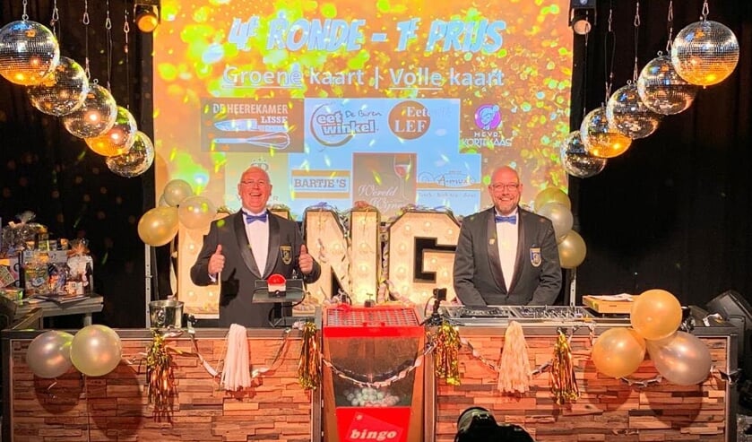 Presentatoren Herman Schneider en René van der Heijden van de Lissese Thuisbingo.