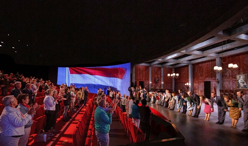 Applaus na de eerste voorstelling sinds de corona-sluiting in maart.