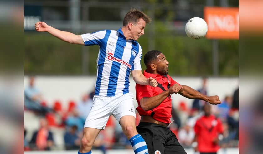 Jeroen Tesselaar in luchtgevecht met Raily Ignacio van AFC. | Foto: OrangePictures