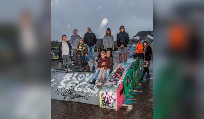 <p>De initiatiefnemers en een aantal gebruikers van het skatepark. | Foto: Adrie van Duijvenvoorde</p>