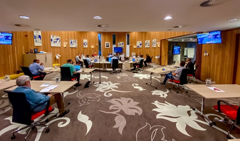 Voor het eerst in een half jaar werd maandag 14 september weer vergaderd in de raadszaal van het Leiderdorpse gemeentehuis. Wel werden vanzelfspreken de coronamaatregelen strak gehandhaafd.