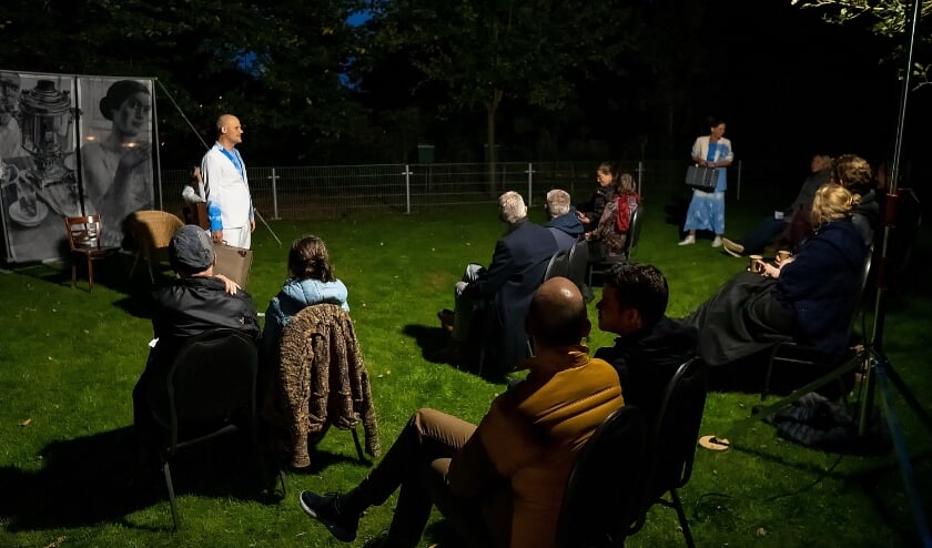 Op de vier hoeken van het weiland passeerde steeds één trio acteurs voor een coronaveilig optreden van ruim een kwartier.