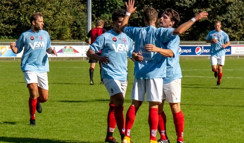 Vreugde bij RCL nadat Tom Sinteur de 2-0 heeft gescoord. | Foto: J.P. Kranenburg