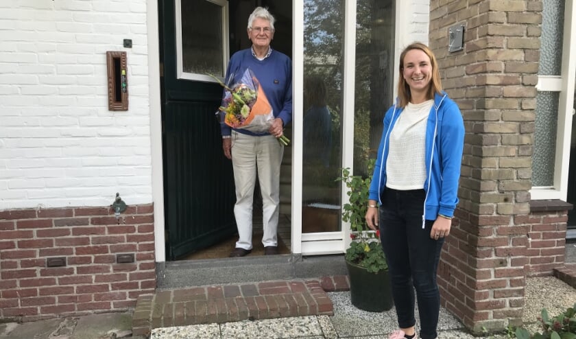<p>Buurtwerker Dionne Scheepmaker verraste onder meer meneer Rothweiler met een boeket. | Foto: pr</p>