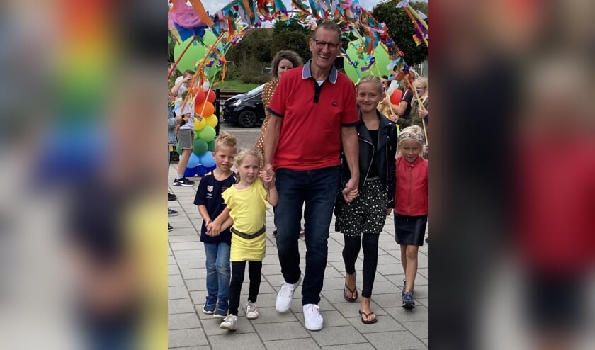 Nico Turenhout bij zijn afscheid op school met zijn kinderen en kleinkinderen | Foto: PR