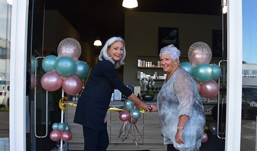 Moeder Hetty Rogaar opent de prachtige salon van dochter Angelique.
