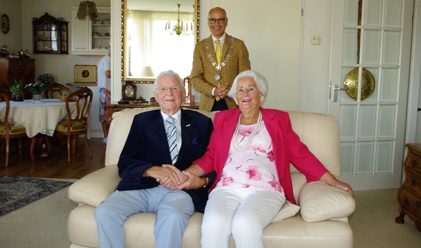 Aad en Ank van der Luit-Bisschops samen met burgemeester Emile Jaensch. | Foto Willemien Timmers