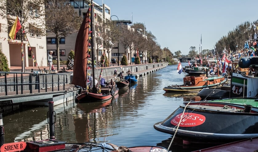 Oude schepen en kraampjes in de Zwaaikom. Tòch nog een maritieme markt. | Foto: Adrie van Duijvenvoorde