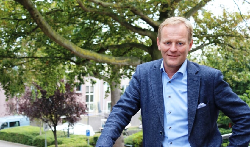 De vertrekkende wethouder vond het 'een eer en genoegen' om te mogen bijdragen aan het steeds mooier worden van Hillegom. | Foto: Jos Draijer