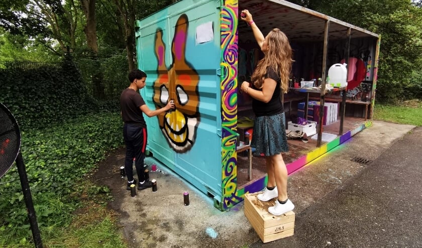 Marieke kon het vorige week niet laten om ook zelf een spuitbus ter hand te nemen.