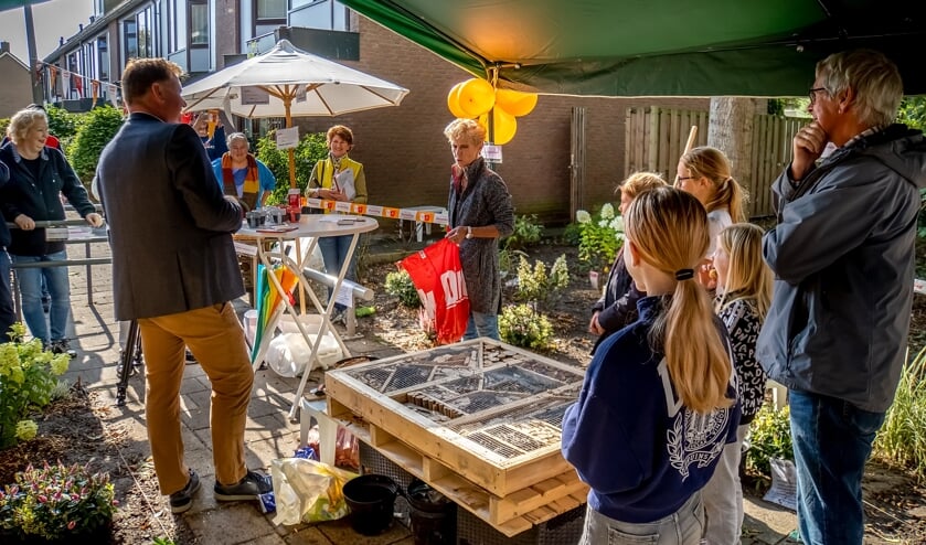<p>Wethouder Van Woudenberg (2e van links) in gesprek met de bewoners van de Albatrosstraat. | Foto: J.P. Kranenburg</p>