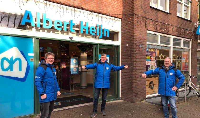 <p>Blije gezichten bij voorzitter Matthieu van Winsen (m) en supermarkt-eigenaar Hans Oudshoorn (r) bij de overhandiging van de jassen. | Foto: pr.</p>