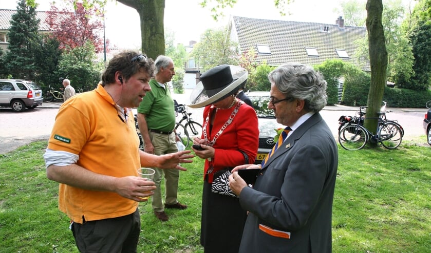 <p>30 april 2009, 14.58 uur, crisisberaad op de Hofdijck. Vlnr Jan-Willem Anholts, (Bas Koster), Burgemeester Els Timmers van Klink en Joop Verdonk. | Archieffoto</p>