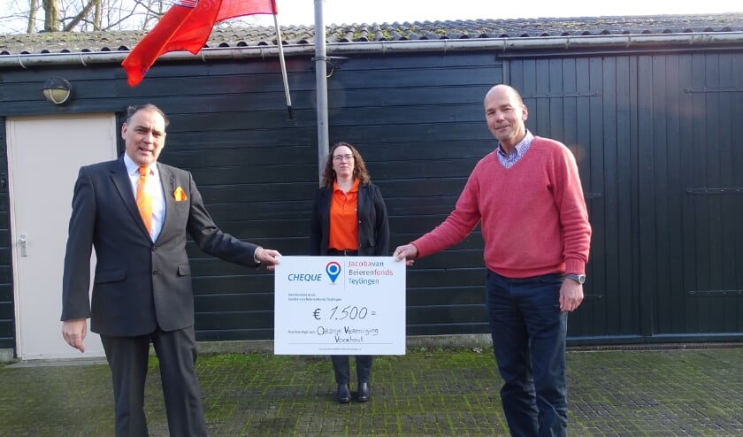 <p>Voorzitter Ton Wolvers en Stefanie IJsselmuiden van de OVV krijgen de cheque overhandigd van Marcel van der Broek (vice voorzitter Jacoba van Beierenfonds). </p>