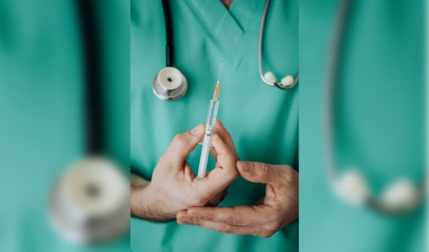 Het vaccineren van zorgmedewerkers is van start gegaan.