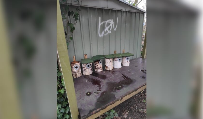 De uit de bomen gemepte of getrokken nestkastjes.