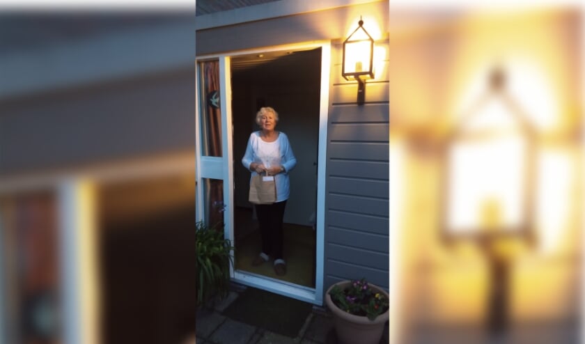 <p>Vrijwilligster Rineke krijgt een stamppotmaaltijd thuis bezorgd. | Foto: pr.</p>
