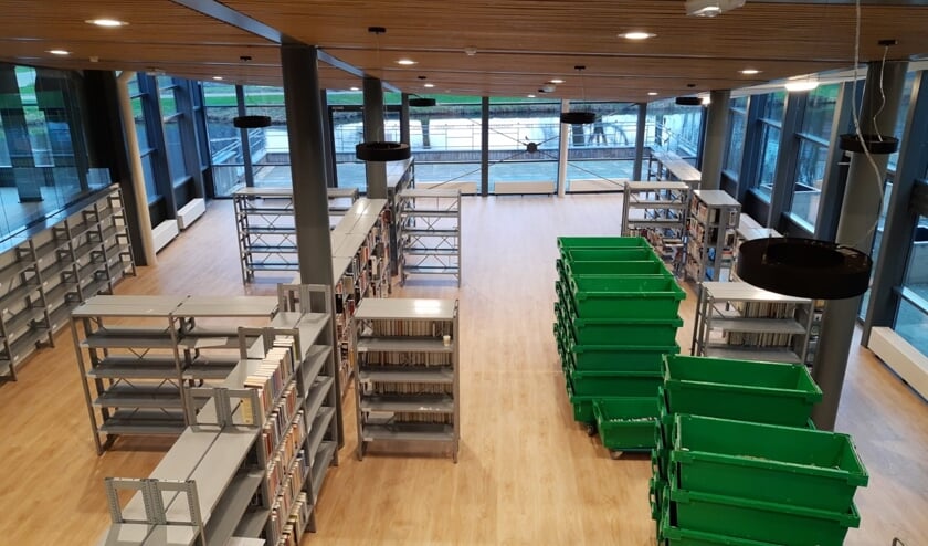 De eerste kratten boeken zijn alweer op hun plek gezet in De Sterrentuin.