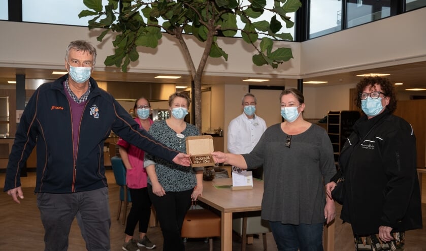 <p>Fiks-voorzitter Nico van Welzen en Reinetta de Mooij, kok bij Brownies&downieS overhandigden dozen vol grote brownies bij Van Wijckerslooth om de zorgmedewerkers te verrassen.</p>