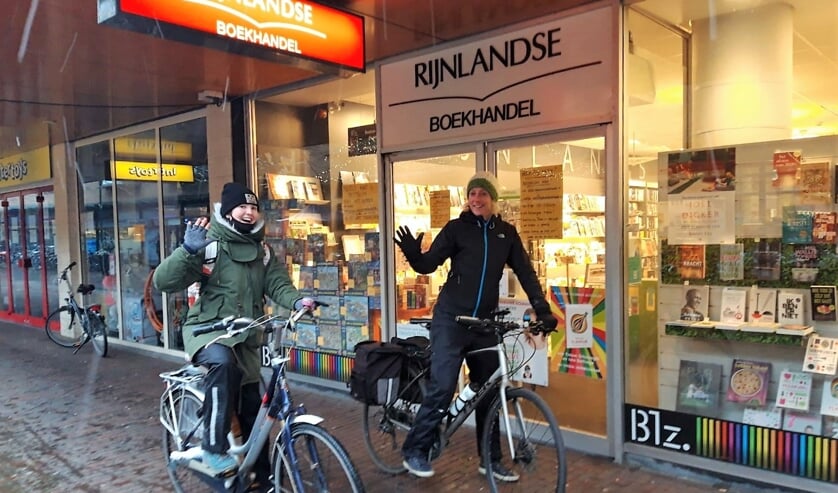 <p>Nienke en Lizzy afgelopen zaterdag bij de start van een barre fietstocht door de sneeuw om boeken in Oegstgeest en omgeving te bezorgen. Bestellen kan via telefoon, mail of website: www.rijnlandseboekhandel.nl.</p>