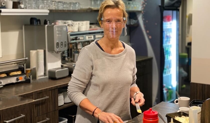 <p>Yvonne Warmerdam smeert de bestelde broodjes in haar lunchroom. | Foto: Chris de Jong.</p>