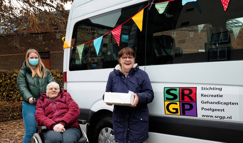 <p>Feest! Er is weer een rolstoelbus voor de bewoners van de ‘ronde huizen’ in Poelgeest. | Foto's</p>