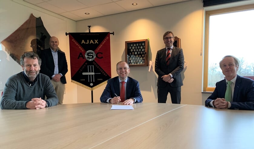 <p>ASC laat er geen gras over groeien; op 14 januari werd een overeenkomst getekend voor twee kunstgrasvelden.</p>