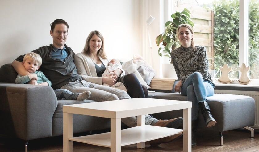 <p>Willem, Frank, Judith en Onno samen met verloskundige Eline. | </p><p><br></p>