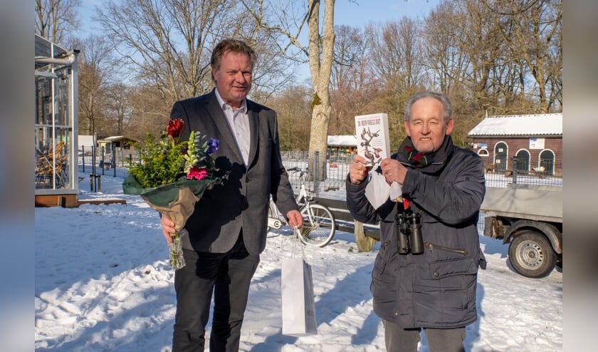 <p>Bert van Eijk (rechts) kreeg cadeautjes en bloemen van wethouder Rik van Woudenberg. | Foto: J.P. Kranenburg </p>