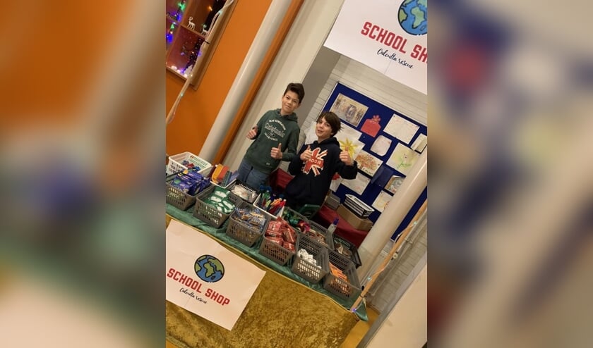 <p>Caspar en Steyn in hun winkel in de Montessorischool. | Eigen foto</p>
