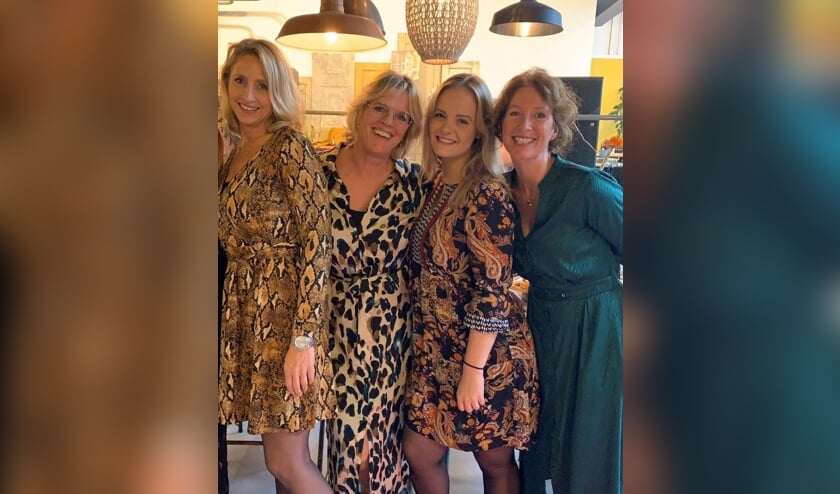 <p>Het team, met jubilaris Jo, Mirjam, Fleur en Jolanda. | Foto: pr.</p>