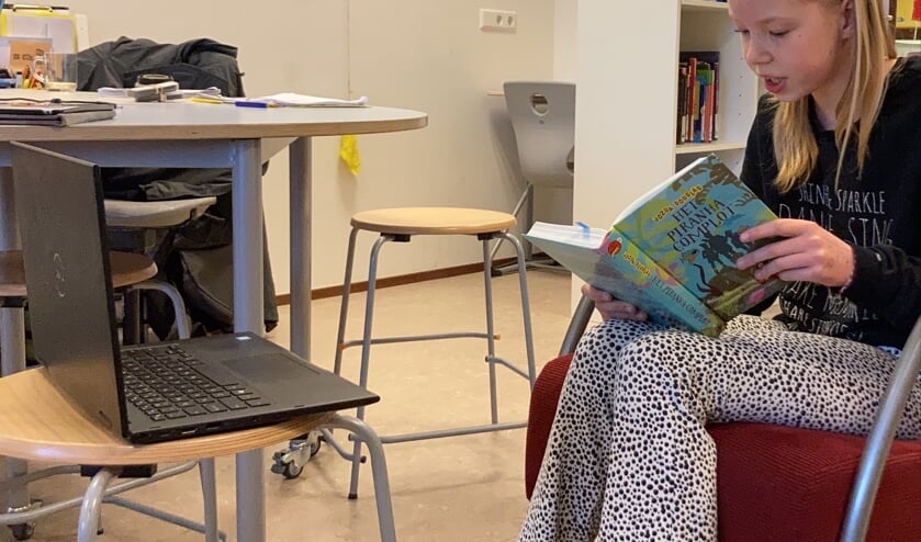 <p>Sarah-Roos van der Rijst van de Leiderdorpse basisschool De Leeuwerik las voor uit 'Het Piranha Complot' van Jozua Douglas. </p>
