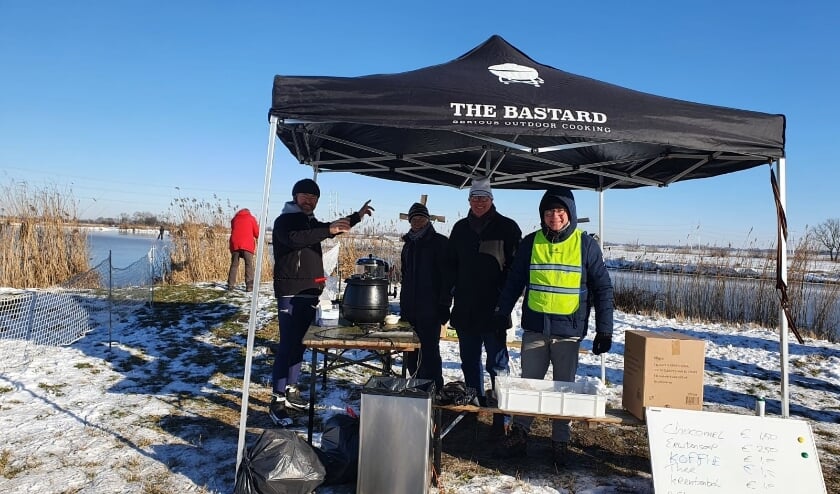 Warme chocolademelk en snert voor schaatsers en wandelaars in de Munnikkenpolder.