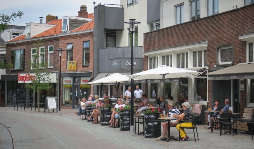 <p>Het terras voor Hotel Flora. | Foto: archief, Caroline Spaans.</p>