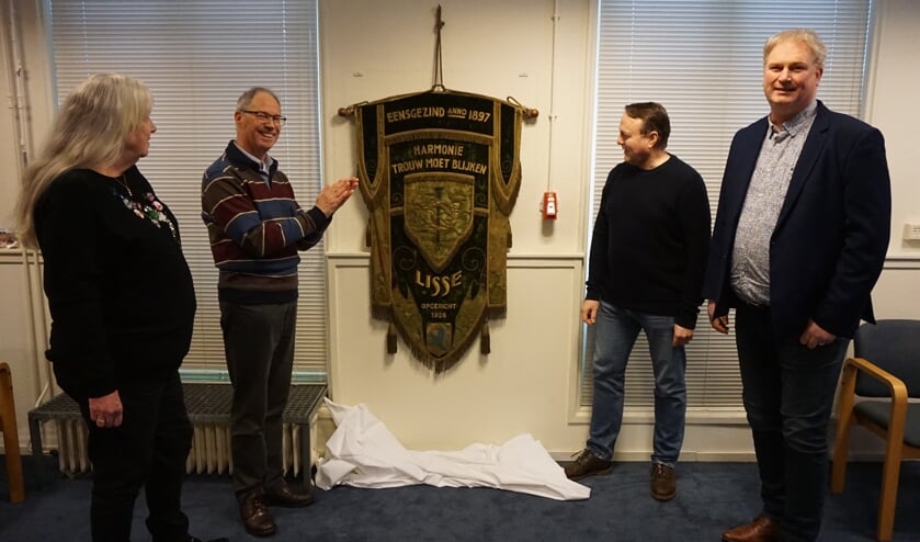 Het vaandel hangt in de Vergulde Zwaan, waar Oud Lisse zetelt.