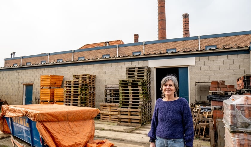 <p>Jolanda Ginjaar op de binnenplaats van de kleiwarenfabriek. </p>