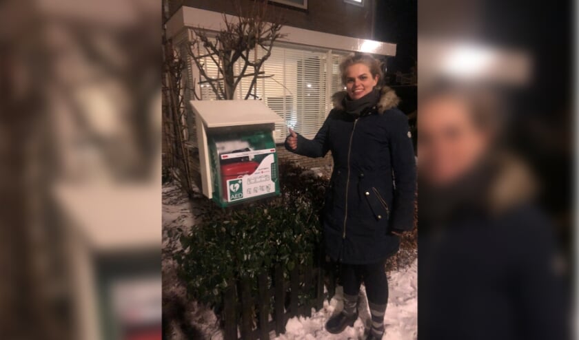 <p>Initiatiefnemer Geesje Schrama is blij en trots dat de AED hangt en bedankt alle donateurs die dit mogelijk maakte. | Foto: pr</p>
